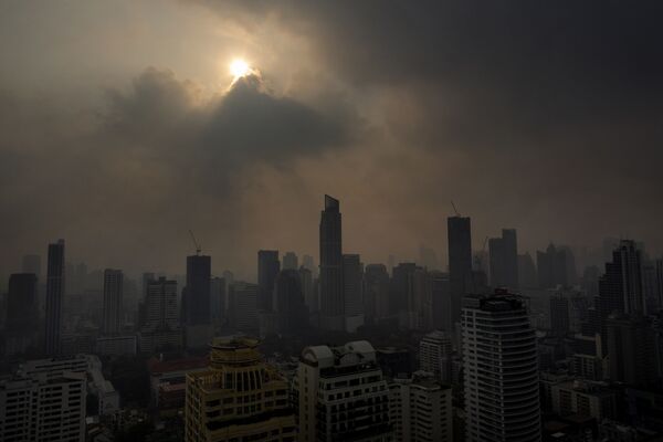 Солнце пробивается сквозь смог в Бангкоке, Таиланд - Sputnik Абхазия