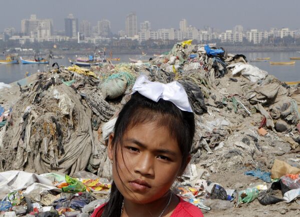 8-летняя активистка Лициприя Кангуджам на пляже Джуху во время уборки мусора, Мумбаи, Индия - Sputnik Абхазия