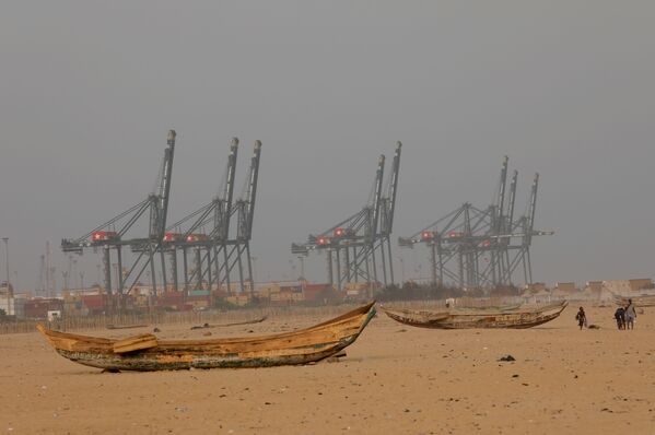 Брошенные лодки на побережье столицы Того, подвергающегося береговой эрозии - Sputnik Абхазия
