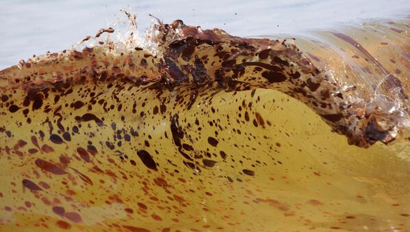 Вода с примесью нефти после ее разлива в Мексиканском заливе - Sputnik Абхазия