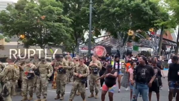 США: войска Национальной гвардии танцуют вместе с протестующими в Атланте - Sputnik Абхазия