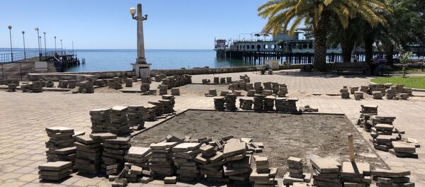 Замена плитки на набережной Сухума  Замена плитки на набережной Сухума  - Sputnik Аҧсны