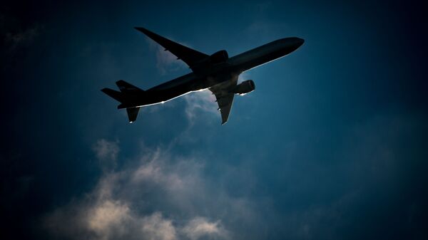 Пассажирский самолет в небе над Москвой - Sputnik Абхазия