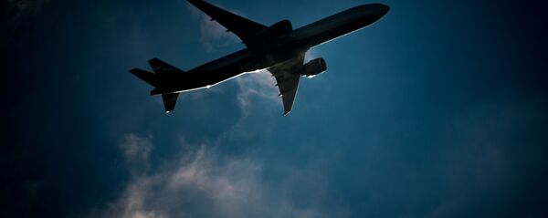 Пассажирский самолет в небе над Москвой Пассажирский самолет в небе над Москвой - Sputnik Абхазия