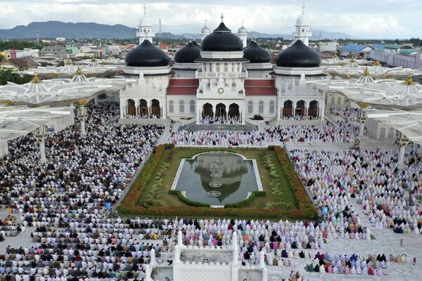 Вид сверху на верующих во время молитвы в мечети Байтуррахман Рая, Индонезия - Sputnik Абхазия