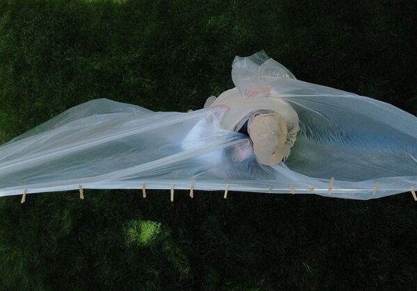 Мишель Грант обнимает своего отца через пластиковую ткань, подвешенную на веревке для белья, Нью-Йорк - Sputnik Абхазия