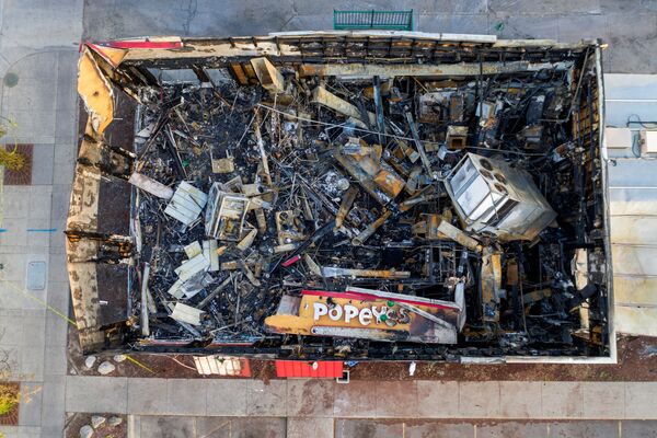 Здание, сгоревшее во время демонстраций, которые произошли в результате гибели Джорджа Флойда в Миннеаполисе, США - Sputnik Абхазия