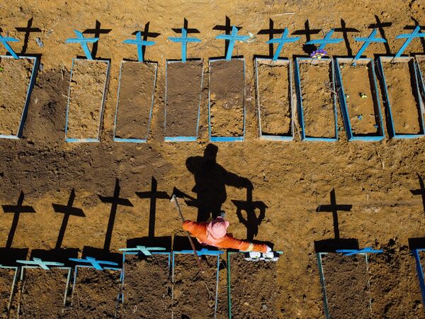 Могильщик на кладбище Nossa Senhora Aparecida, где хоронят жертв COVID-19, в окрестностях города Тарума в Манаусе, Бразилия - Sputnik Абхазия