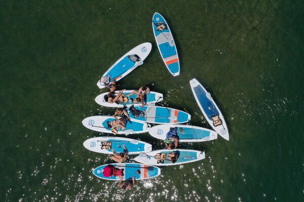 Молодые люди на каяках на озере Леди Берд в Остине, Техас - Sputnik Абхазия