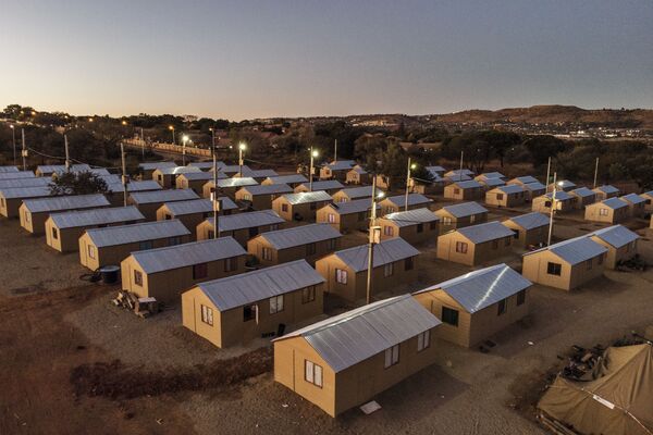 Временные жилища для людей из соседнего палаточного лагеря в пригороде Йоханнесбурга, ЮАР - Sputnik Абхазия
