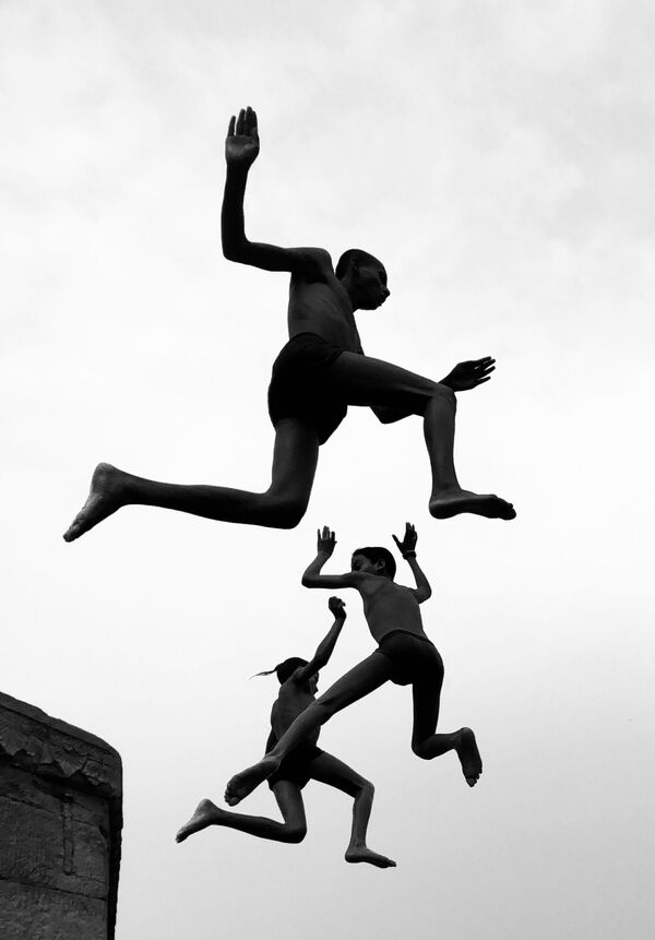 Снимок Flying Boys фотографа Dimpy Bhalotia, занявший второе место в категории Movement/Street Photography конкурса IPA OneShot Movement 2020 - Sputnik Абхазия