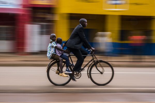 Снимок School Run, Rwanda фотографа  Benjamin Buckland , занявший первое место в категории  Movement/Street Photography конкурса IPA OneShot Movement 2020 - Sputnik Абхазия