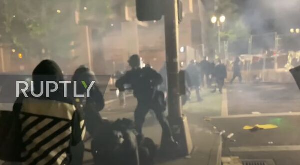 США: полиция Портленда использует слезоточивый газ против демонстрантов, поскольку демонстрации Джорджа Флойда продолжаются США: полиция Портленда использует слезоточивый газ против демонстрантов, поскольку демонстрации Джорджа Флойда продолжаются - Sputnik Абхазия