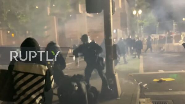 США: полиция Портленда использует слезоточивый газ против демонстрантов, поскольку демонстрации Джорджа Флойда продолжаются - Sputnik Абхазия