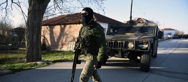 Офицер греческой армии патрулирует, сопровождая чиновников в операционном центре в деревне Неа-Высса на греко-турецкой границе, в пятницу, 28 февраля 2020 года. Сотни беженцев и мигрантов в Турции начали движение к сухопутным и морским границам страны с Греция, поддержанная заявлениями официальных лиц Турции о том, что им не помешают пересечь границу и направиться в Европу Офицер греческой армии патрулирует, сопровождая чиновников в операционном центре в деревне Неа-Высса на греко-турецкой границе, в пятницу, 28 февраля 2020 года. Сотни беженцев и мигрантов в Турции начали движение к сухопутным и морским границам страны с Греция, поддержанная заявлениями официальных лиц Турции о том, что им не помешают пересечь границу и направиться в Европу - Sputnik Абхазия