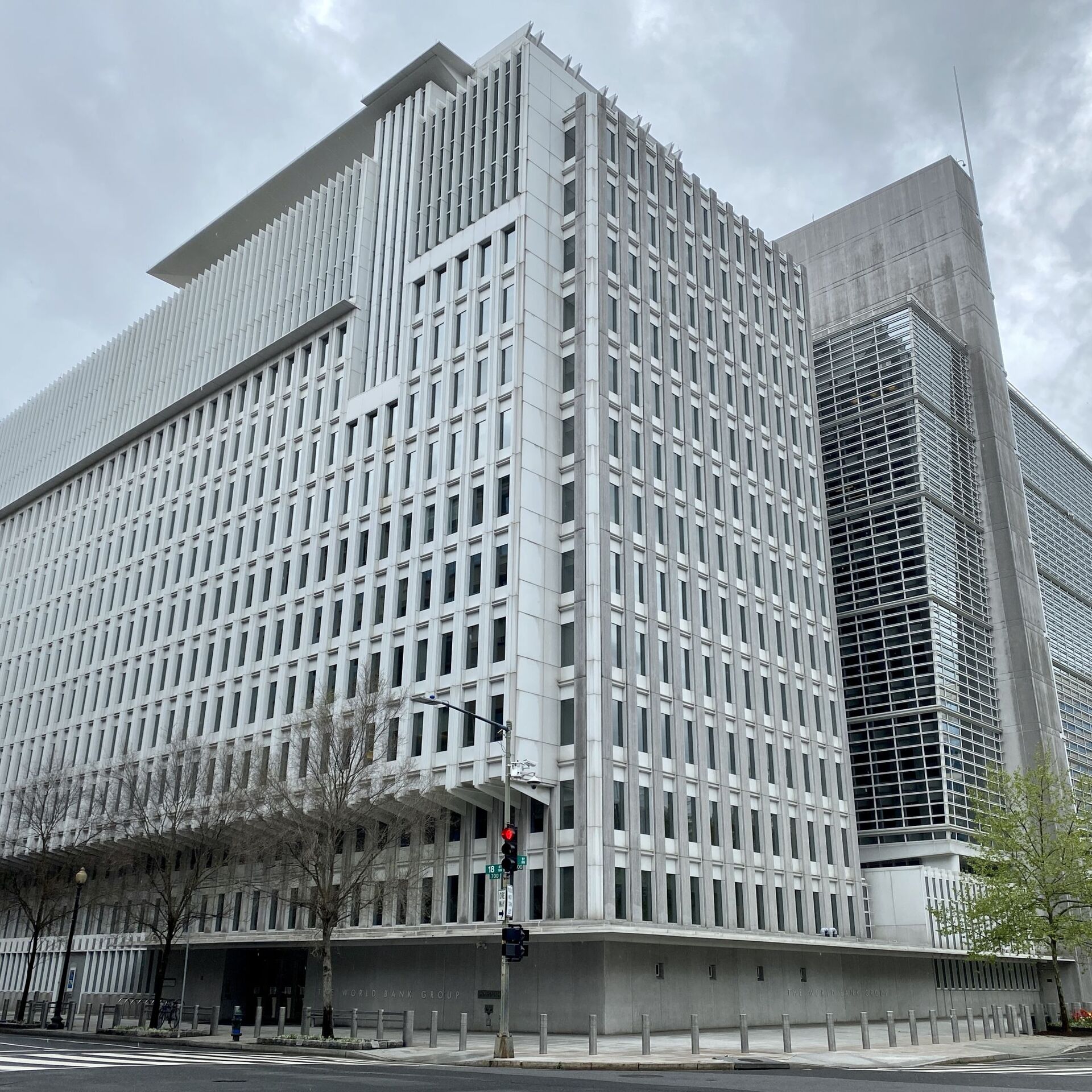 World bank is. Всемирного банка (the World Bank). Всемирный банк Вашингтон. Всемирный банк здание в Вашингтоне. Международный банк реконструкции и развития штаб квартира.