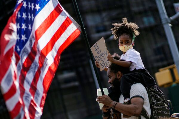 Девочка с отцом во время акции протеста перед зданием Grand Army Plaza в Бруклинском районе Нью-Йорка - Sputnik Абхазия
