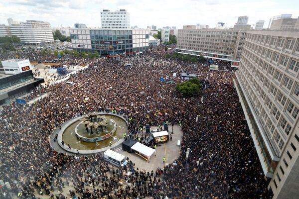 Демонстранты вышли на акцию протеста на Александерплац в Берлине - Sputnik Абхазия