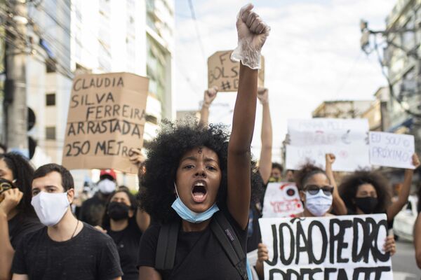 Люди протестуют против расизма и преступлений на почве ненависти в Сан-Гонсало, Бразилия - Sputnik Абхазия