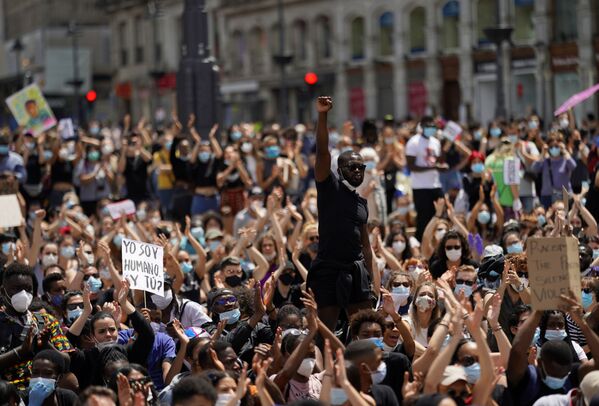 Протест против расизма на площади Пуэрта-дель-Соль в Мадриде - Sputnik Абхазия