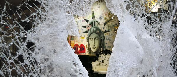 Рисунок разбитой статуи Свободы виден через разбитую витрину Dolce and Gabbana в понедельник, 1 июня 2020 года, в районе Сохо в Нью-Йорке. Протестующие ворвались в магазин в воскресенье вечером в ответ на смерть Джорджа Флойда, находясь под стражей в полиции 25 мая в Миннеаполисе Рисунок разбитой статуи Свободы виден через разбитую витрину Dolce and Gabbana в понедельник, 1 июня 2020 года, в районе Сохо в Нью-Йорке. Протестующие ворвались в магазин в воскресенье вечером в ответ на смерть Джорджа Флойда, находясь под стражей в полиции 25 мая в Миннеаполисе - Sputnik Абхазия