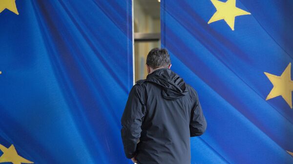 Мужчина идет через раздвижную дверь со звездами Европейского Союза - Sputnik Абхазия