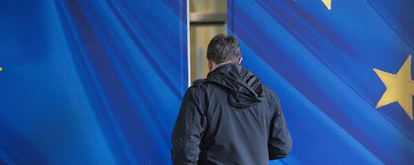 Мужчина идет через раздвижную дверь со звездами Европейского Союза Мужчина идет через раздвижную дверь со звездами Европейского Союза - Sputnik Абхазия