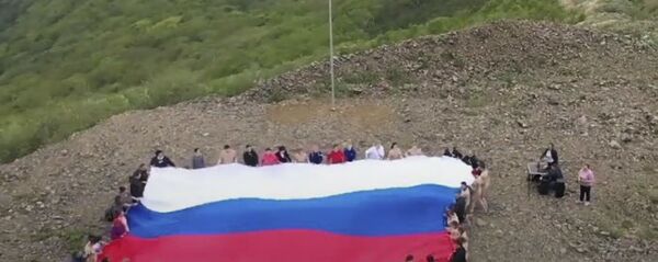 На Курилах 12 июня развернули триколор На Курилах 12 июня развернули триколор - Sputnik Абхазия