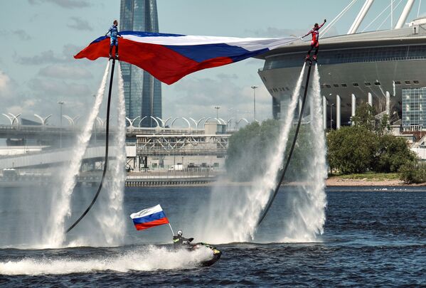 Спортсмены сборной России по гидрофлаю открывают празднование Дня России поднятием флага на Петровской косе в Санкт-Петербурге - Sputnik Абхазия