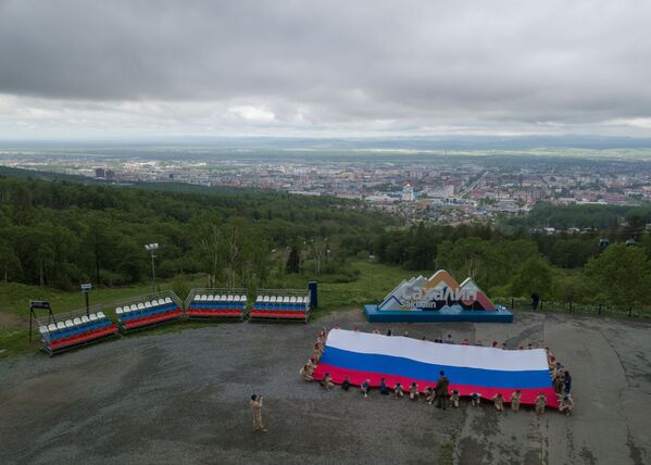 Участники акции Флаг России на горе Большевик в Южно-Сахалинске - Sputnik Абхазия