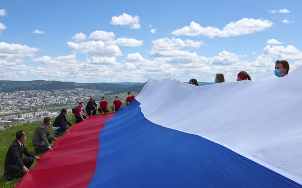 Российский флаг развернули на Титовской сопке в Чите  - Sputnik Абхазия