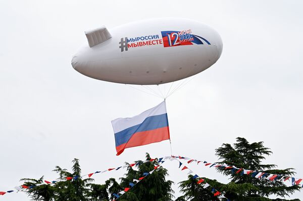 Аэростат, украшенный флажковой гирляндой цвета российского триколора, во время празднования Дня России в Сочи - Sputnik Абхазия