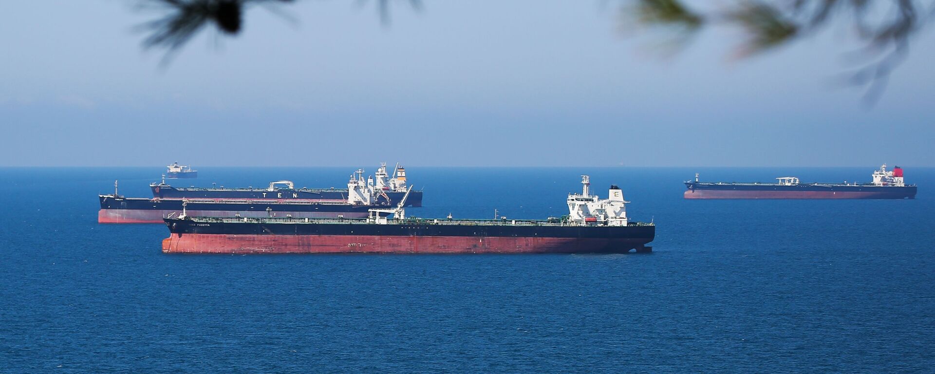 Танкеры с нефтью в Краснодарском крае - Sputnik Абхазия, 1920, 14.03.2026