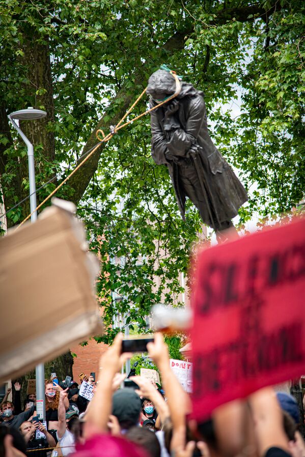 Демонстранты свергают статую Эдварда Колстона, Бристоль, Великобритания - Sputnik Абхазия