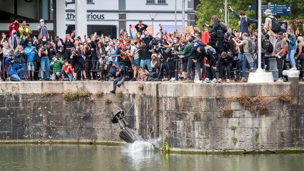 Демонстранты сбрасывают в воду статую Эдварда Колстона, Бристоль, Великобритания - Sputnik Абхазия