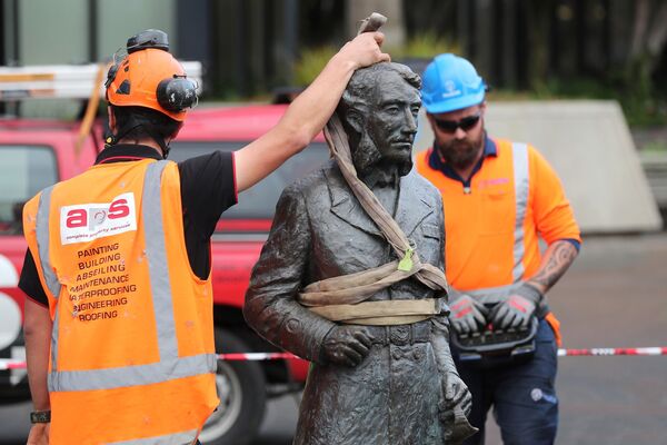 Рабочие убирают статую капитана Джона Фейна Чарльза Гамильтона с Гражданской площади в Гамильтоне из-за поступивших угроз - Sputnik Абхазия