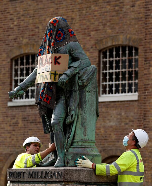  Рабочие убирают статую Роберта Миллигана, накрытую одеялом и с надписью Black Lives Matter», Лондон, Великобритания - Sputnik Абхазия
