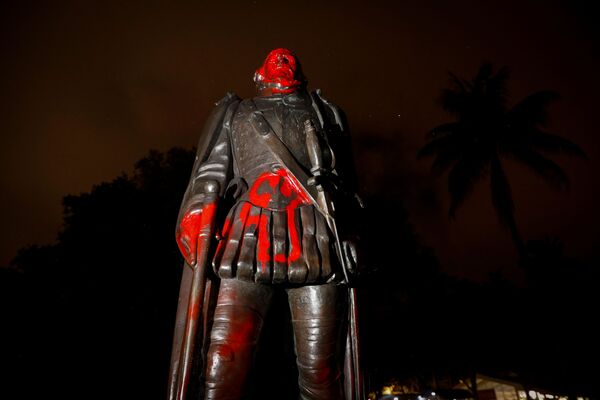 Оскверненная статуя Христофора Колумба,  Майами, штат Флорида, США - Sputnik Абхазия