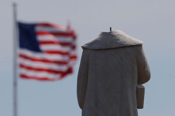 Протестующие обезглавили монумент первооткрывателя Америки Христофора Колумба в Бостоне - Sputnik Абхазия