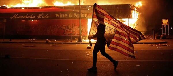 Протестующий с флагом США Протестующий с флагом США - Sputnik Абхазия