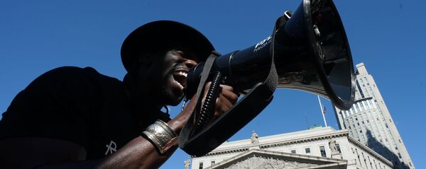 Протестующий на одной из улиц Нью-Йорка - Sputnik Абхазия