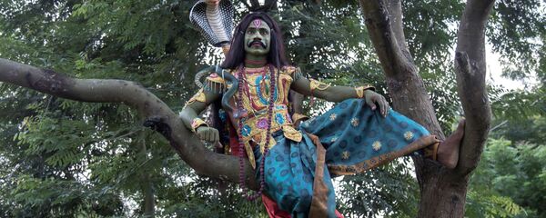 Работа индийского фотографа Santanu Dey Многоликий народ бухурупи, вошедшая в шорт-лист конкурса имени Андрея Стенина в категории «Портрет. Герой нашего времени. Серия фотографий» Работа индийского фотографа Santanu Dey Многоликий народ бухурупи, вошедшая в шорт-лист конкурса имени Андрея Стенина в категории «Портрет. Герой нашего времени. Серия фотографий» - Sputnik Абхазия