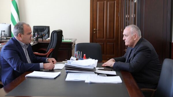 Премьер-министр Республики Абхазия Александр Анкваб провёл встречу с директором РУП «Абхазская железная дорога» Мироном Агрба - Sputnik Абхазия