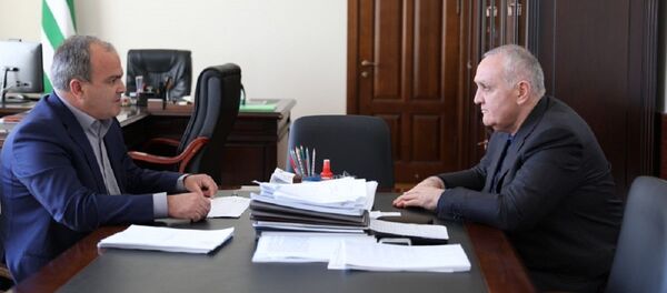 Аԥыза-министр Александр Анқәаби АУН Аԥсныеихамҩа аиҳабы Мирон Агрбеи реиԥылара - Sputnik Аҧсны