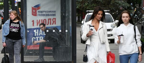 Агитационный плакат, информирующий об общероссийском голосовании по поправкам в Конституцию РФ, на остановке общественного транспорта в Красноярске. Агитационный плакат, информирующий об общероссийском голосовании по поправкам в Конституцию РФ, на остановке общественного транспорта в Красноярске. - Sputnik Абхазия