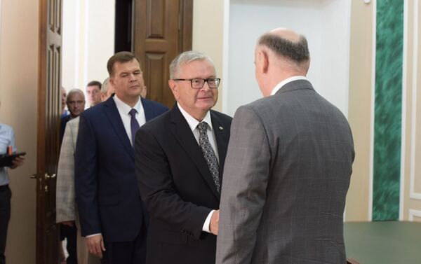 Аслан Бжания встретился с послом России в Абхазии Алексеем Двиняниным - Sputnik Абхазия