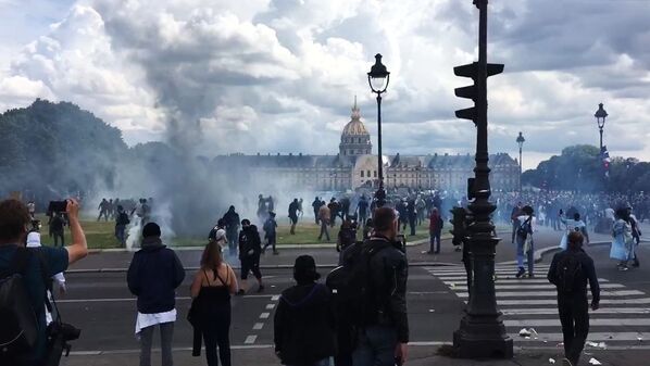 Беспорядки в Париже во время акции протеста медицинских работников - Sputnik Абхазия