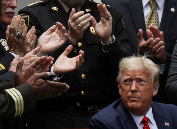 Президент США Дональд Трамп после подписания распоряжения о реформе полиции в Розовом саду Белого дома США - Sputnik Абхазия