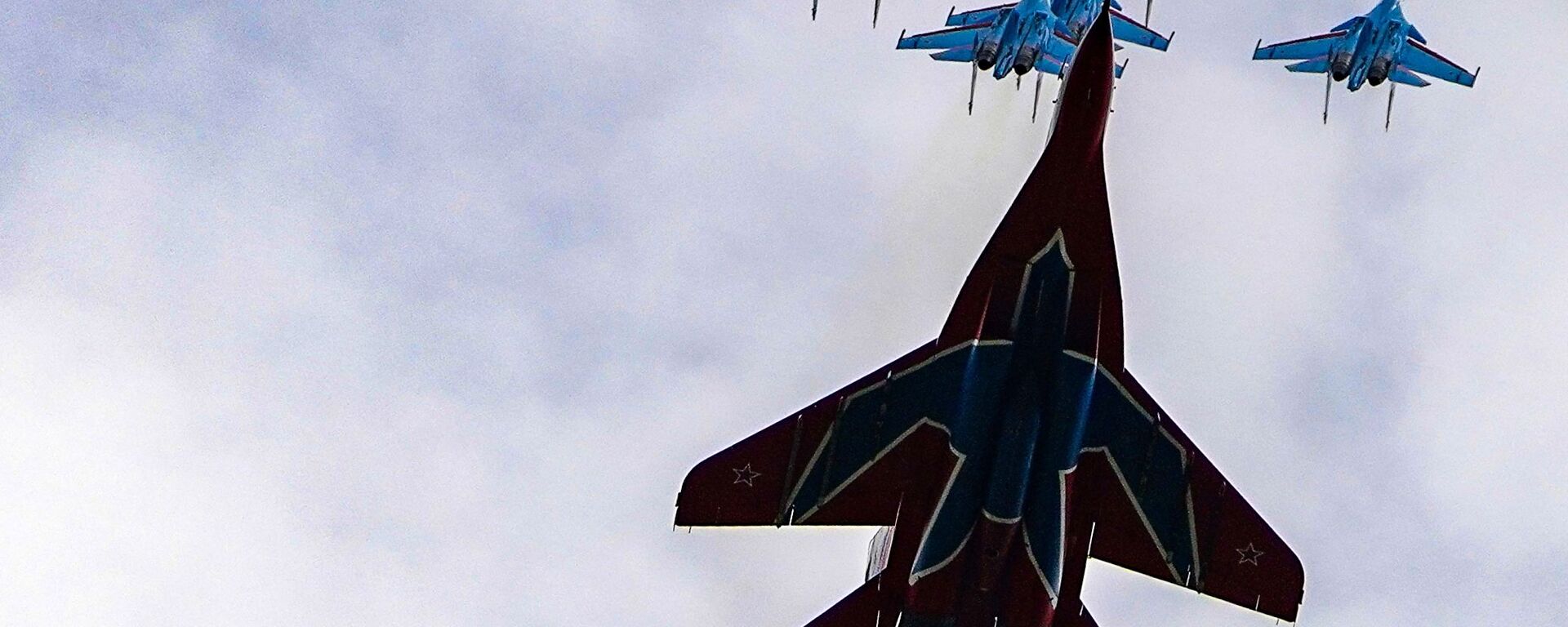 Истребители МиГ-29 и Су-30СМ пилотажных групп Русские витязи и Стрижи во время репетиции воздушной части парада Победы - Sputnik Абхазия, 1920, 12.12.2022