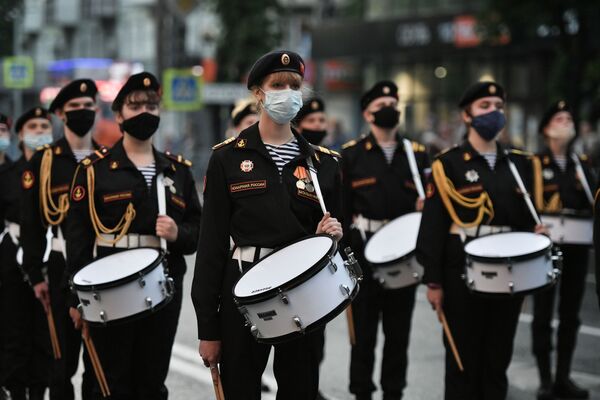 Барабанщицы Юнармии на репетиции парада Победы в Симферополе - Sputnik Абхазия